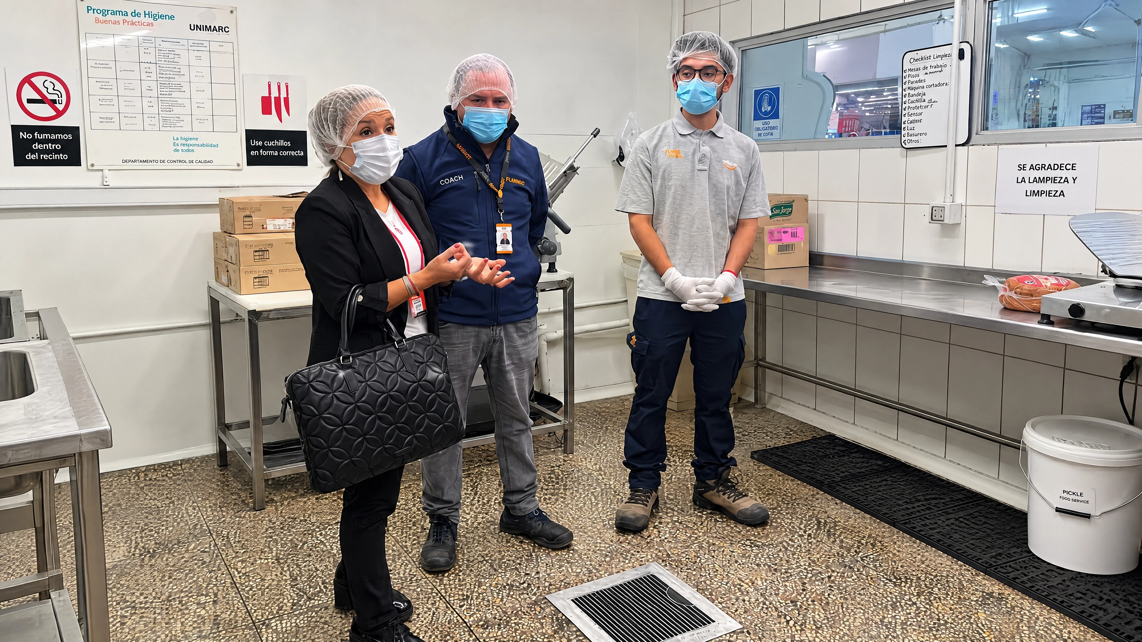 Equipo supervisando las condiciones de trabajo en un área de alimentos